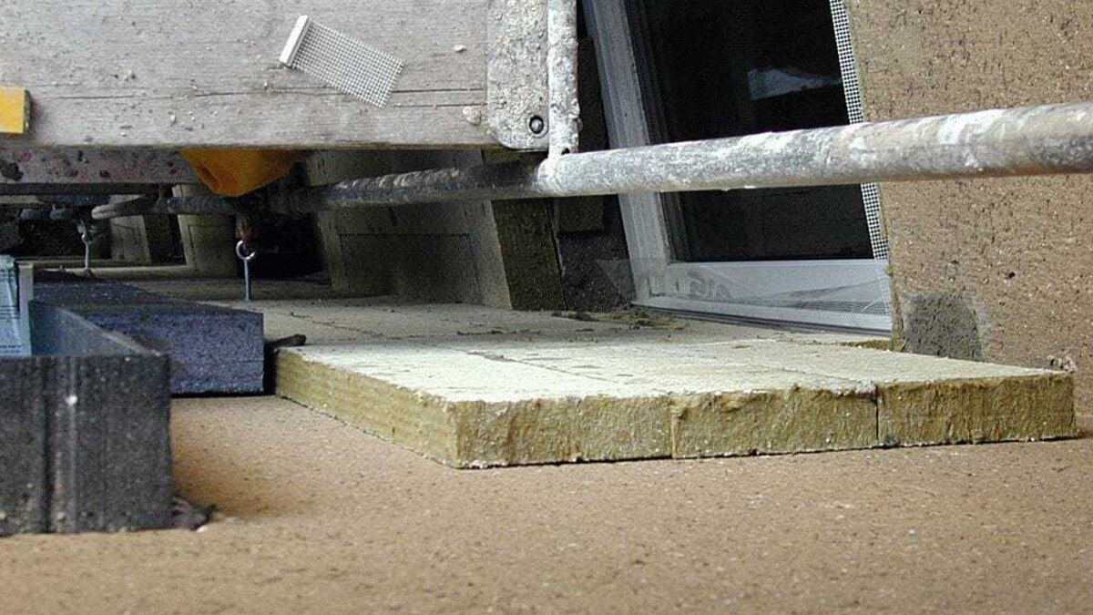 Brandschutzstreifen im Fenster eines WDVS.