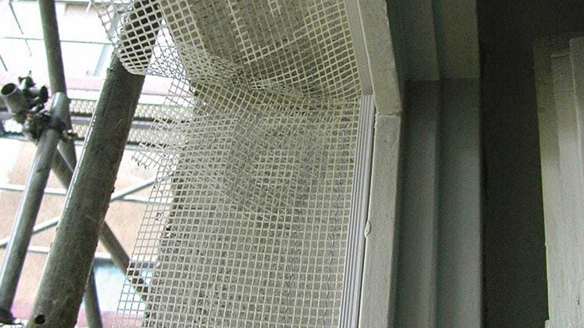 WDVS: Armierungsgitter im Fensterbereich.