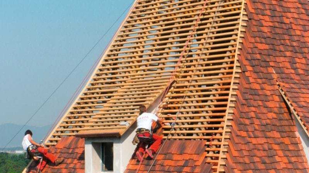 Für die Arbeiten wurden spezielle Aufbauten, Seile und Sitze verwendet. Die gesamte Dachfläche wurde von den Dachdeckern in drei Etappen realisiert.