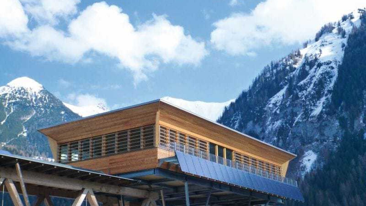 Inmitten des Lechs wurde das neue Naturparkhaus in Form einer Holzrahmenkonstruktion mit einer Fassade aus Lärchen­holz auf die ­Klimmbrücke gesetzt.