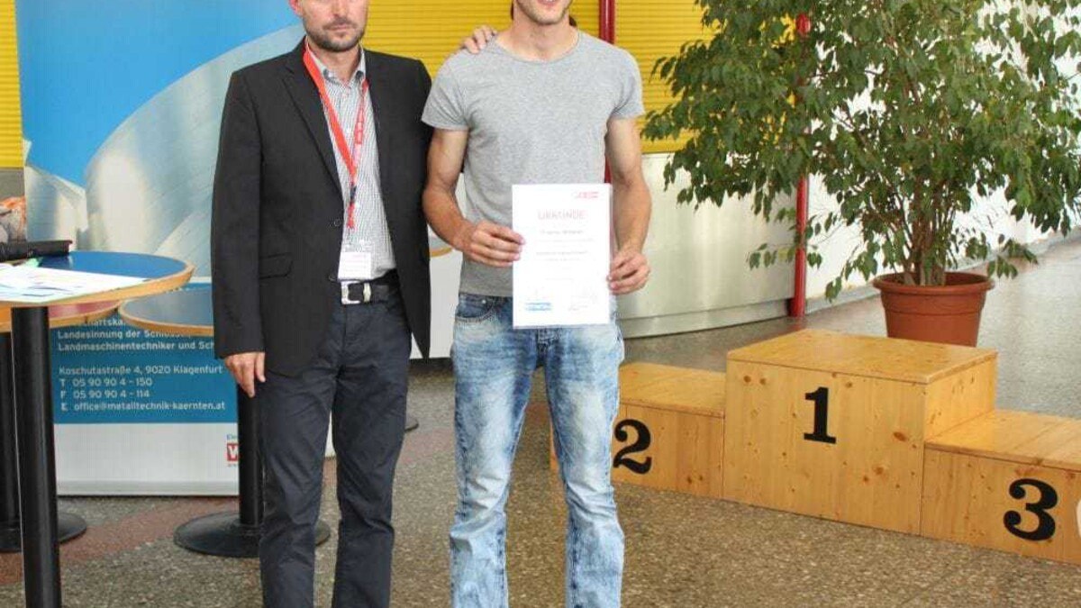 Landesinnungsmeister Hans-Jörg Gärtner mit Schmiedelehrling Thomas Winkler, der in einer eigenen Liga startete.