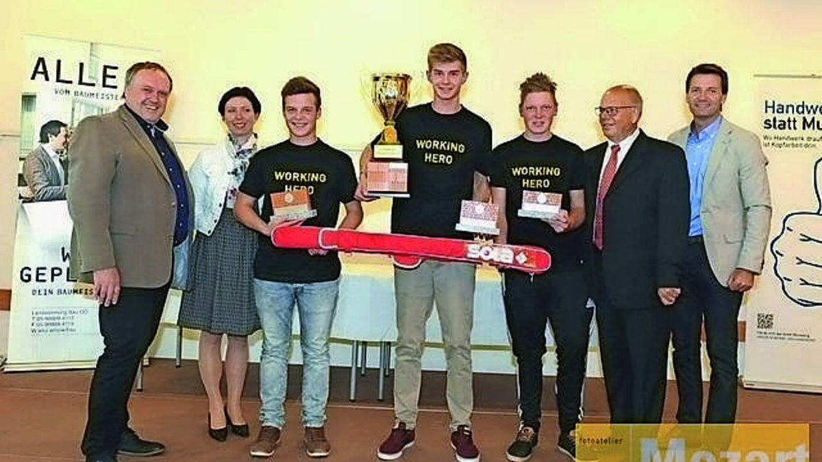 Rudolf Ecklmayr,  GF Ziegelverband, Eva Rauch, Lehr­lings­expertin OÖ, Manuel Schwentner, Simon Schicklgruber, Fabian ­Berger, Lim.-Stv. Herbert Pichler und Harald Kopececk, Leiter der Bauakademie OÖ (v. l.). (c)Bauakademie OÖ