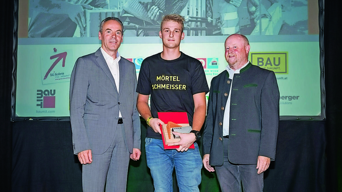 LIM Rainer Pawlick, der Sieger der Wiener Jungmaurer Marko  Petrovic und Reinhard Fasching (v. l.). (c)Bauakadmie Wien / Bernhard Wolf