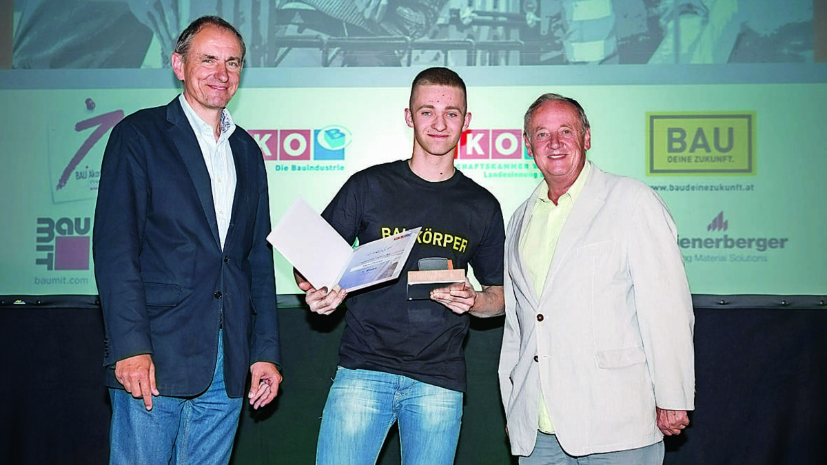 Josef Pein, der erfolgreiche Jungmaurer des Fachverbands der ­Bauindustrie David Wagner und Michael Weitzhofer (v. l.). (c)Bauakadmie Wien / Bernhard Wolf