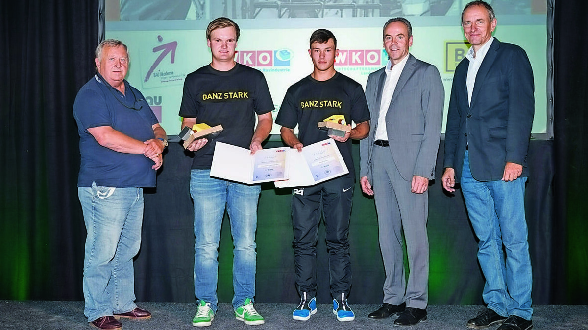 Friedrich Mohr, Christoph Bogensperger, Daniel Zeisel, Josef Pein  und LIM Rainer Pawlick bei der Siegesfeier der Tiefbauer (v. l.). (c)Bauakadmie Wien / Bernhard Wolf