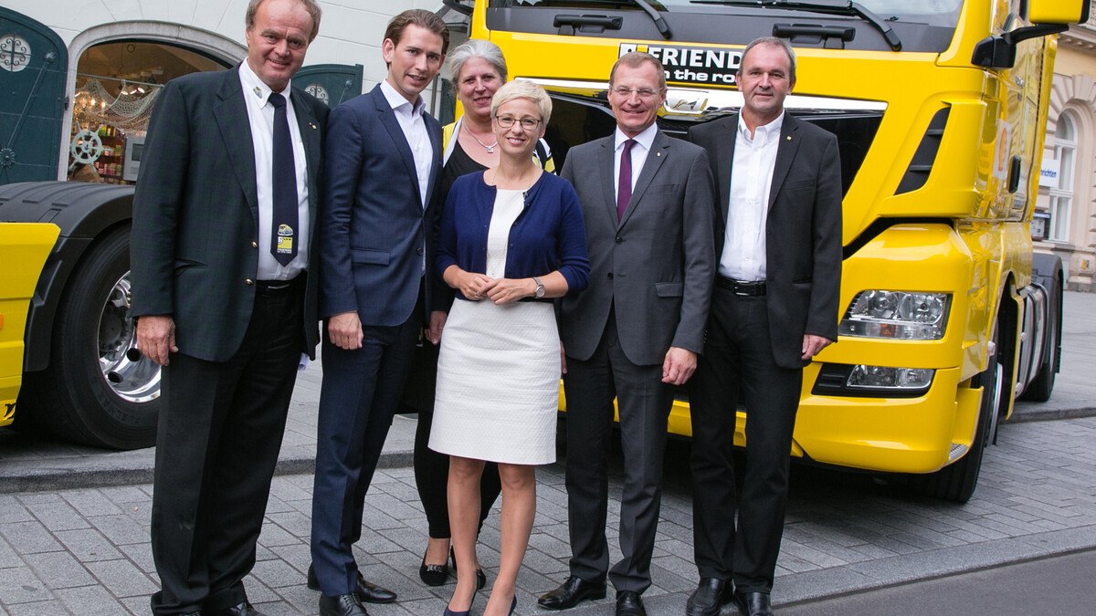 Außenminister Sebastian Kurz, OÖ-Landesrätin Doris Hummer und ÖVP-Klubobmann Thomas Stelzer, umrandet von Fachverbandsobmann Franz Danninger (links, mit Gattin) und OÖ-Verkehrsspartengeschäftsführer Christian Strasser.   cityfoto/Dr. Roland Pelzl