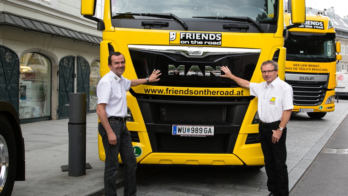 Zeigen, was der Lkw kann: Die beiden Landtagsabgeordneten und Transportunternehmer Alfred Frauscher (links) und Wolfgang Klinger.  cityfoto/Dr. Roland Pelzl