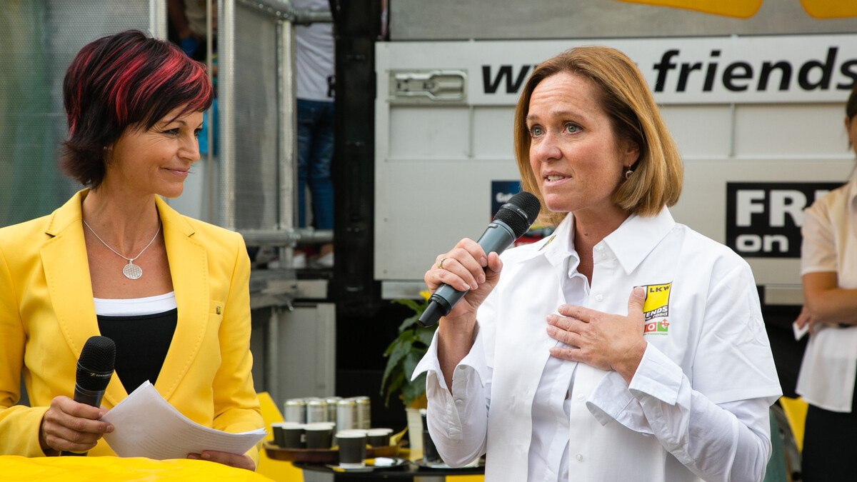 WKOÖ Vizepräsidentin Angelika Sery-Froschauer (rechts, mit Moderatorin „Lotto-Fee“ Lyn Vysher) macht sich für das OÖ Transportgewerbe stark.   cityfoto/Dr. Roland Pelzl