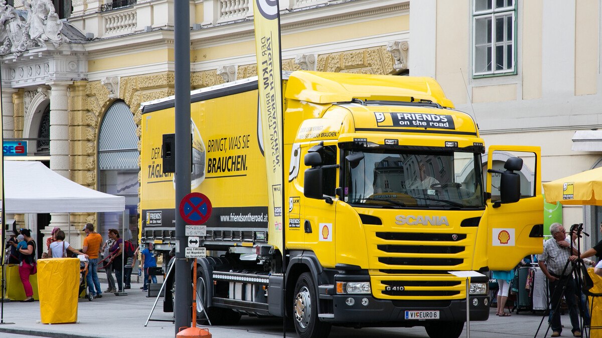 Die gelben Trucks mitten in der Linzer Altstadt waren nicht zu übersehen!  cityfoto/Dr. Roland Pelzl