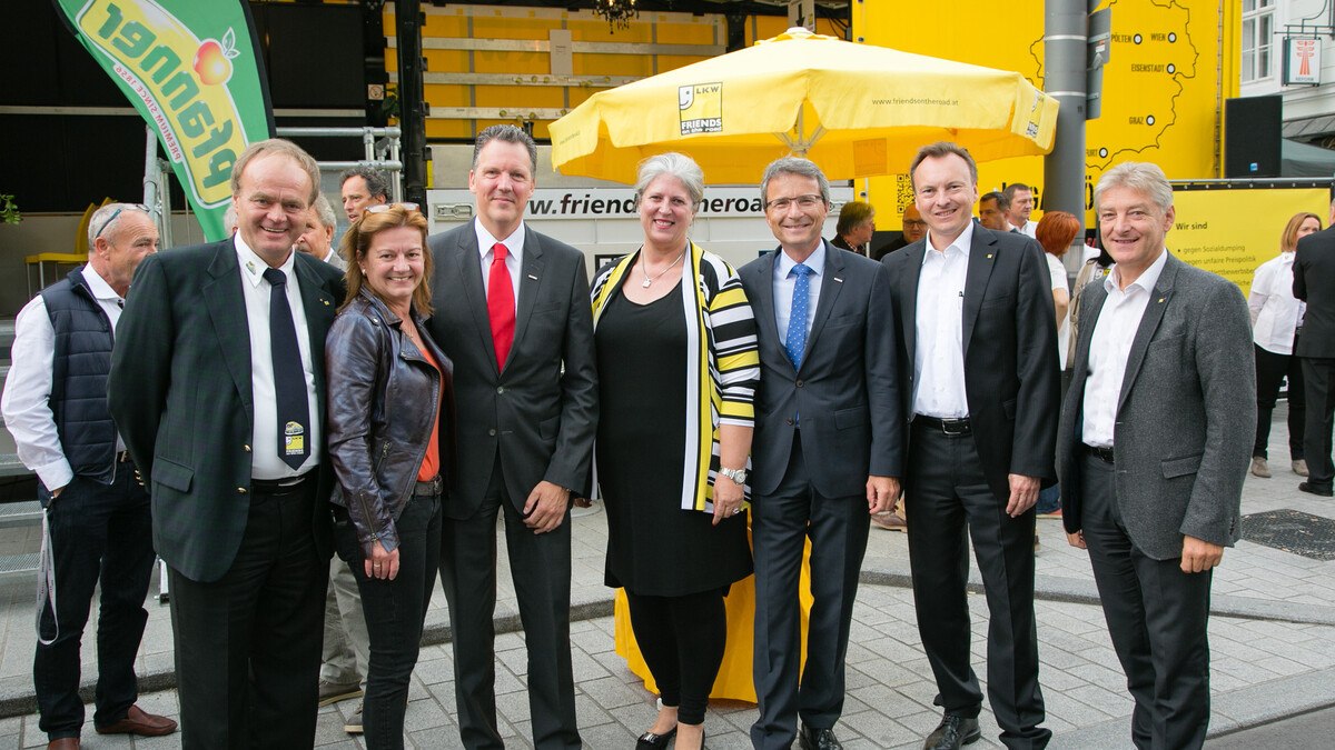 Auch die Spitzenrepräsentanten (von rechts) von MAN Österreich (Franz Weinberger und Thomas Hemmerich) sowie der WKO-Bundessparte Verkehr (Erik Wolf und Alexander Klacska) sowie die Linzer Vizebürgermeisterin und Verkehrsstadträtin Karin Hörzing (2.v.l.) waren vor Ort.  cityfoto/Dr. Roland Pelzl