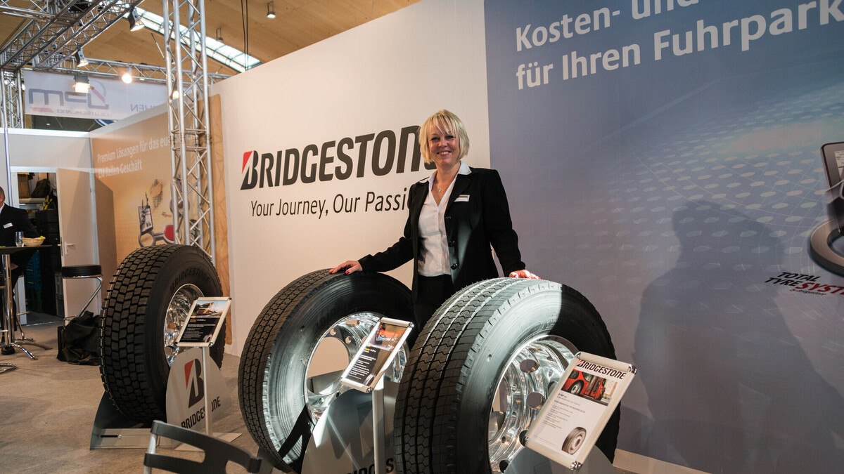 TOTAL TYRE CARE: Petra Fischer-Bernard von Bridgestone präsentierte nicht nur das Total Tire Care Programm, sondern brachte auch die aktuelle Palette an Nutzfahrzeugreifen mit nach Karlsruhe.