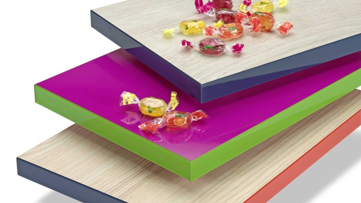 Wer mutig kombiniert, gewinnt - zum Beispiel mit kontrastreichen Kanten in "Zuckerlfarben".