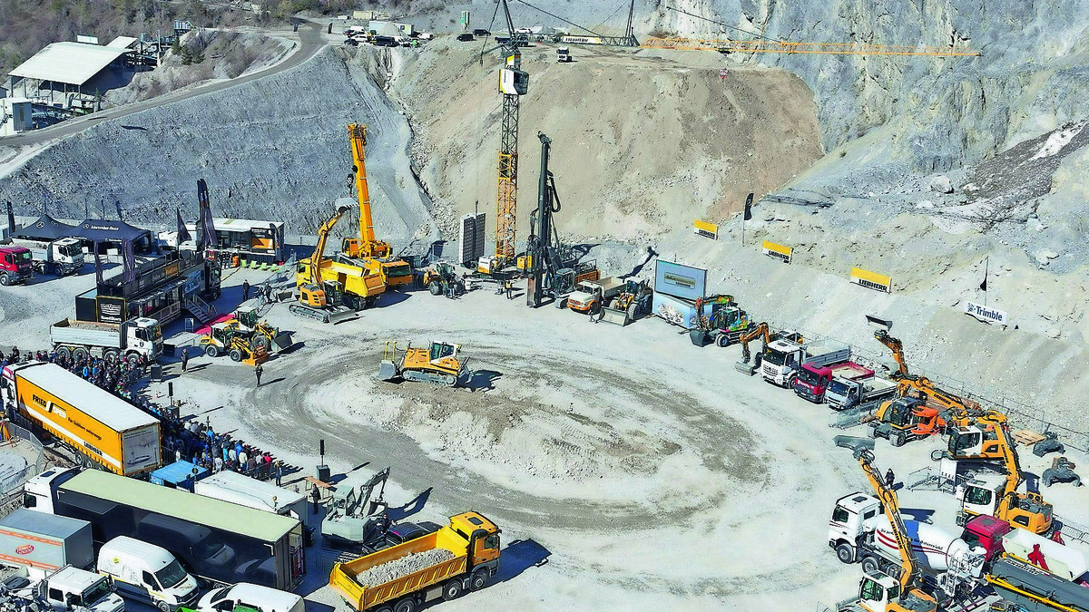30 Liebherr- und Mercedes-Benz Maschinen in Kreis-Aufstellung am Schotterwerk