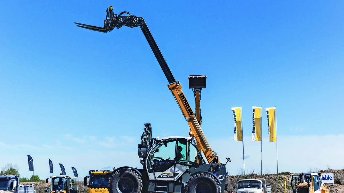 Liebherr-Teleskoplader vor blauem, wolkenfreiem Himmel
