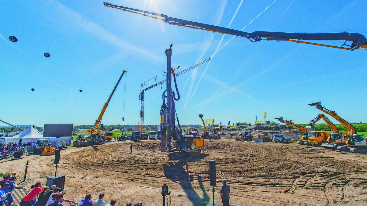 Liebherr-Ramm- und Bohrgerät LRB 18 bei der Arbeit, vor blauem Himmel mit Sonnenstrahlen