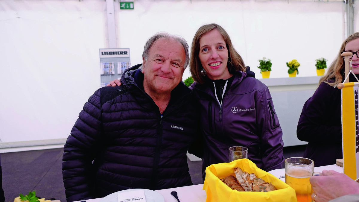 Gemeinsames Foto von: Otto Singer, GF des Liebherr-Werks Bischofs­hofen, und Doreen Laubsch, Leitung Trucks bei Mercedes-Benz Österreich.