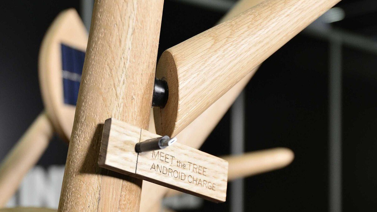 Ein gedrechselter Baum als Treffpunkt und Akkuladestation für Smartphones. Meet the Tree von Dominik Hörbinger und David Schnitzhofer (HTL Hallein) schaffte es auf Platz 1.