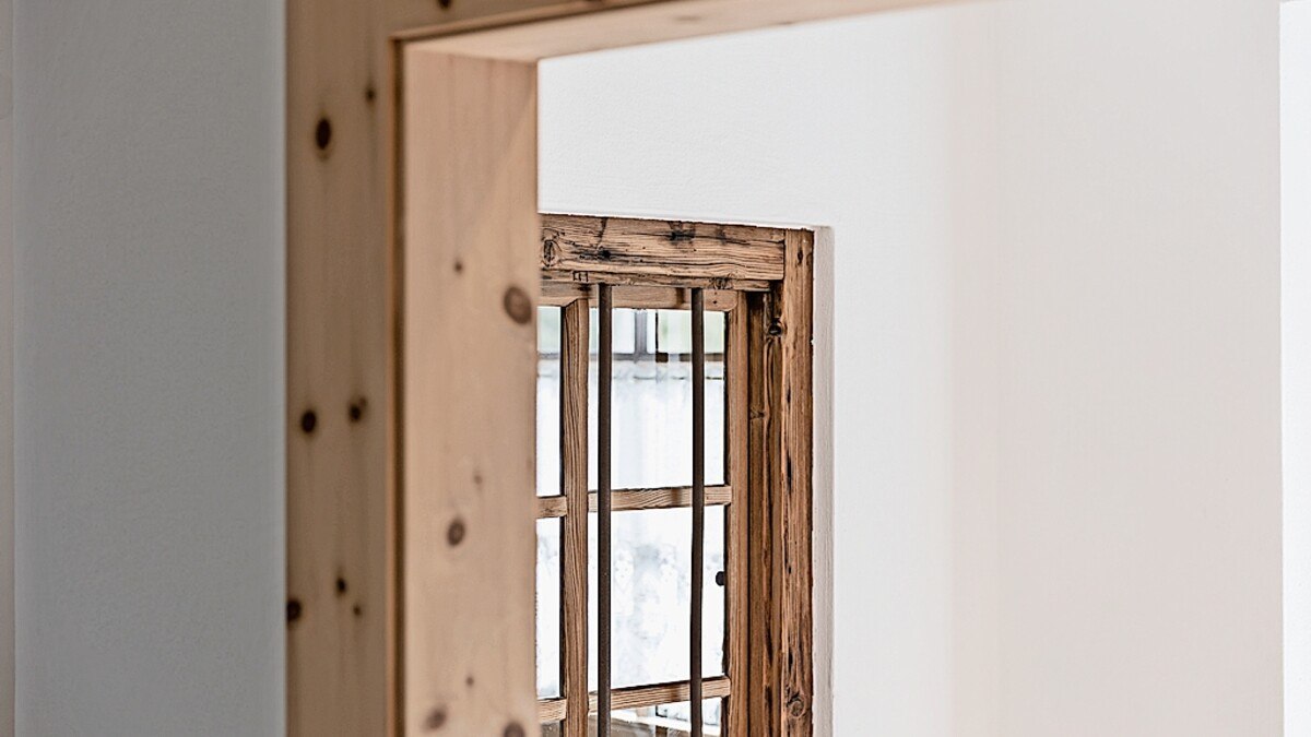 Fokus Natürlichkeit: Holzfenster geben den Blick auf die Charakteristik des Werkstoffs frei. Foto: René Marschall