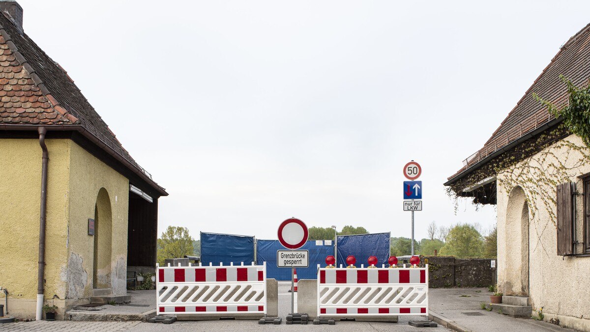 Heinrich Voelkel, Deutschland – Österreich; Grenzübergang Tittmoning, aus der Serie no easy way out, 2020