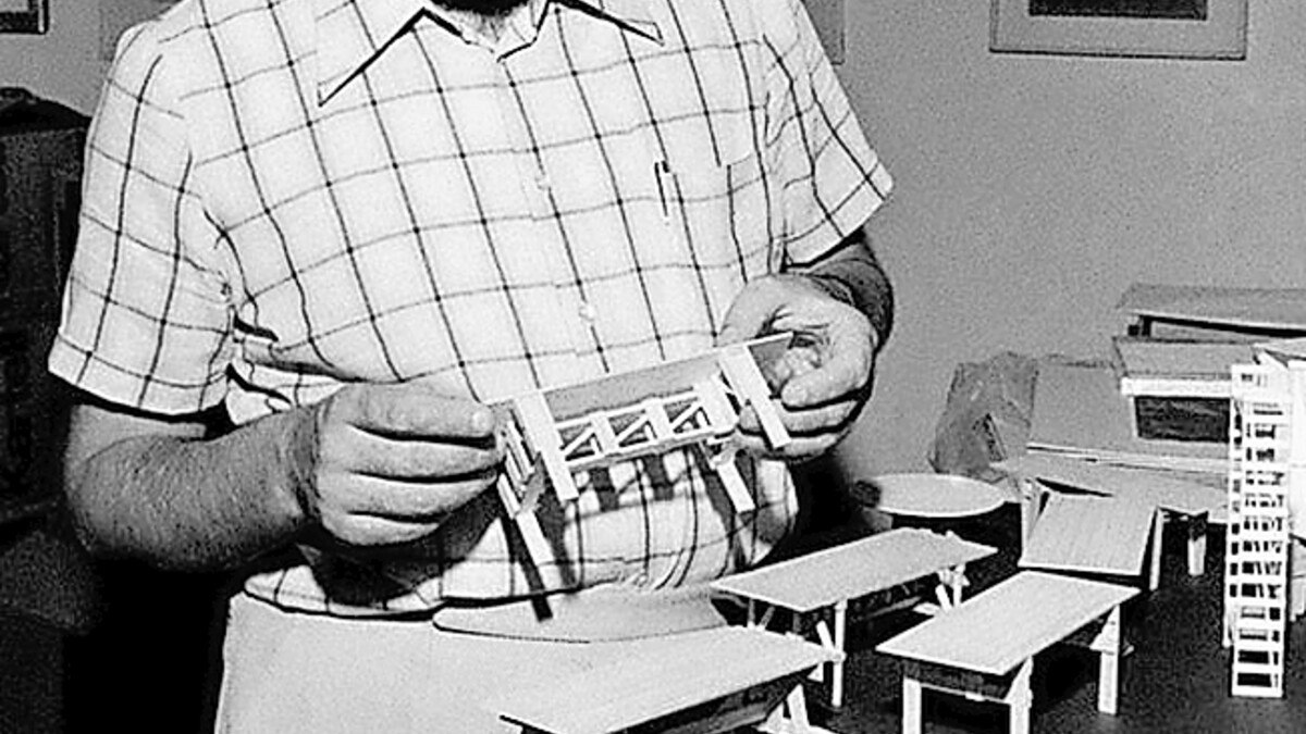 Enzo Mari, 1974 mit den Modellen seiner Möbel für den Selbstbaukatalog „Autoprogettazione“