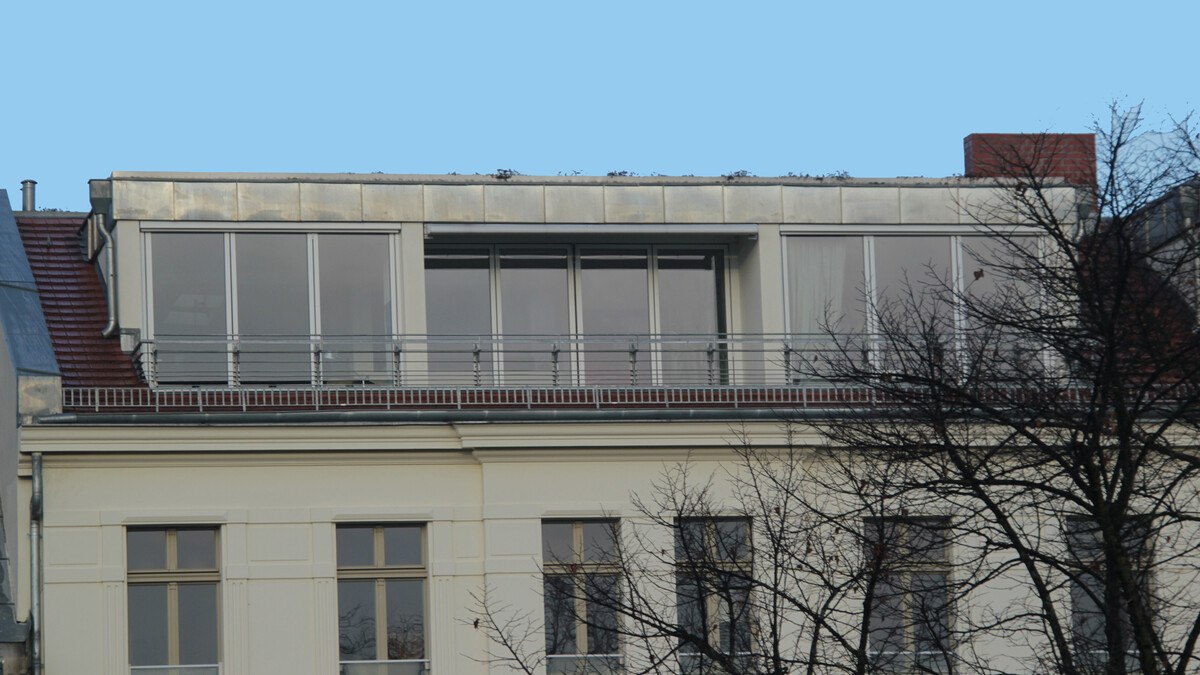Dachaufstockung mit jeweils drei Faltanlagen in einer Dachgaube. 