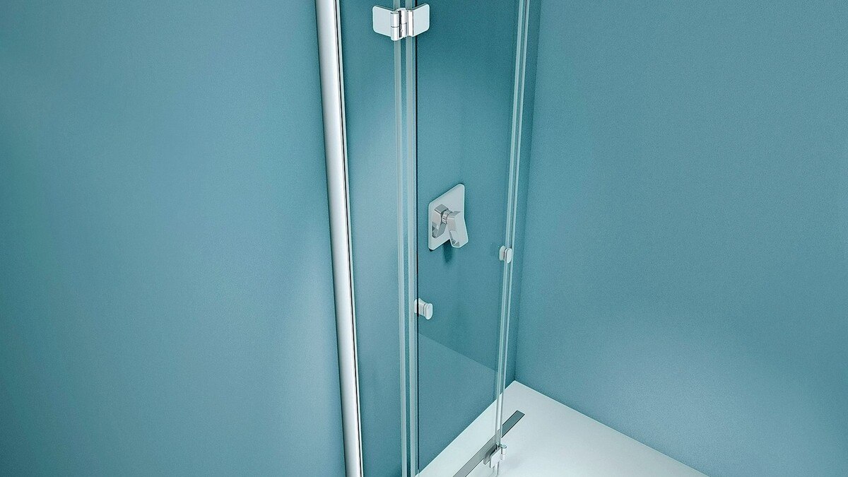 Gut verstaut: an die Wand geklappte, flexible Duschtüre.