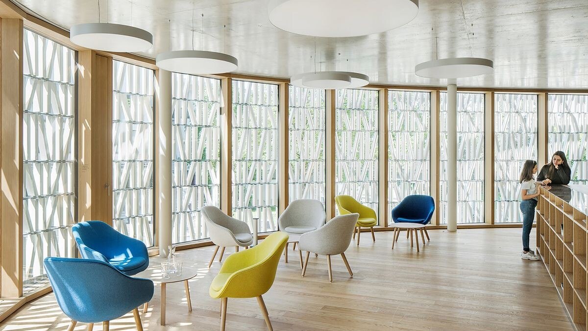Sitzgruppen mit einem Tisch und drei Stühlen in der Stadtbibliothek Dornbirn (Vorarlberg)
