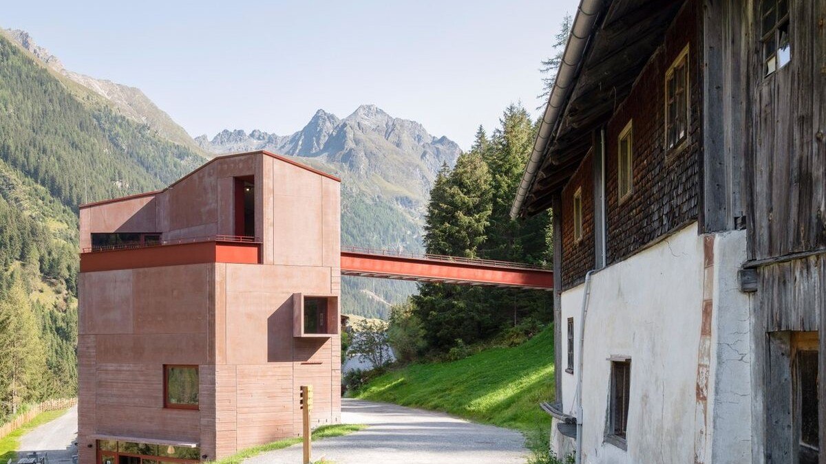 Außenansicht des Tiroler Steinbockzentrums in St. Leonhard im Pitztal (Tirol).