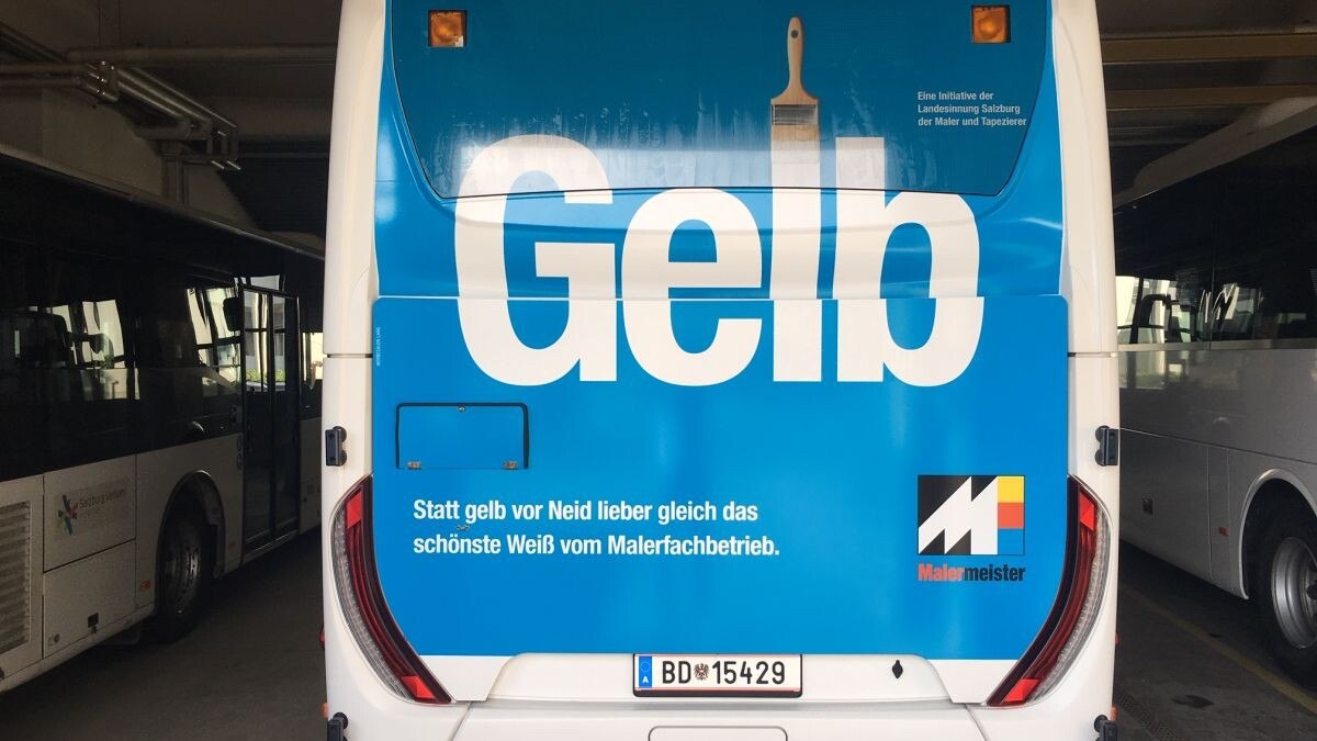 Das Werbesujet mit blauem Grund der neuen Werbekampagne der Salzburger Malerinnung auf einem Bus-Heck.