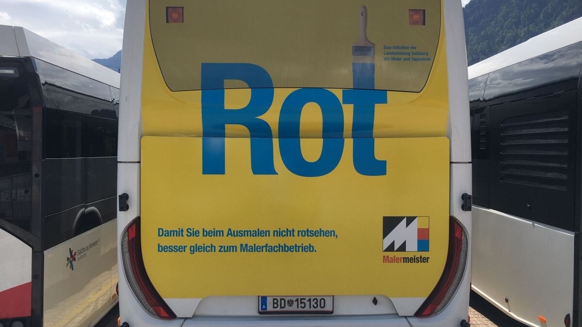 Das Werbesujet mit gelbem Grund der neuen Werbekampagne der Salzburger Malerinnung auf einem Bus-Heck.