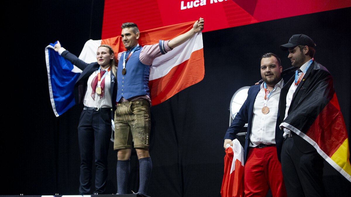 Feierliche Siegerehrung: Die Gewinner im Beruf Glasbautechnik der EuroSkills 2021.