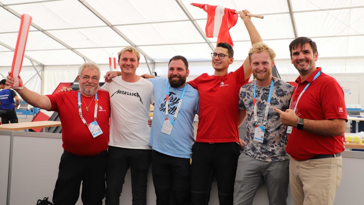 Bild der Europameister (v. li.): EuroSkills-Experte Wilhelm Strasser, EM-Sieger 2014 Anton Zellinger, EM-Sieger 2010 Anton Matlas, der EM-Bronze-Gewinner 2021 Lukas Kromoser, EM-Sieger 2012 Marcel Peer, BIM-Stv. Alexander Eppler.