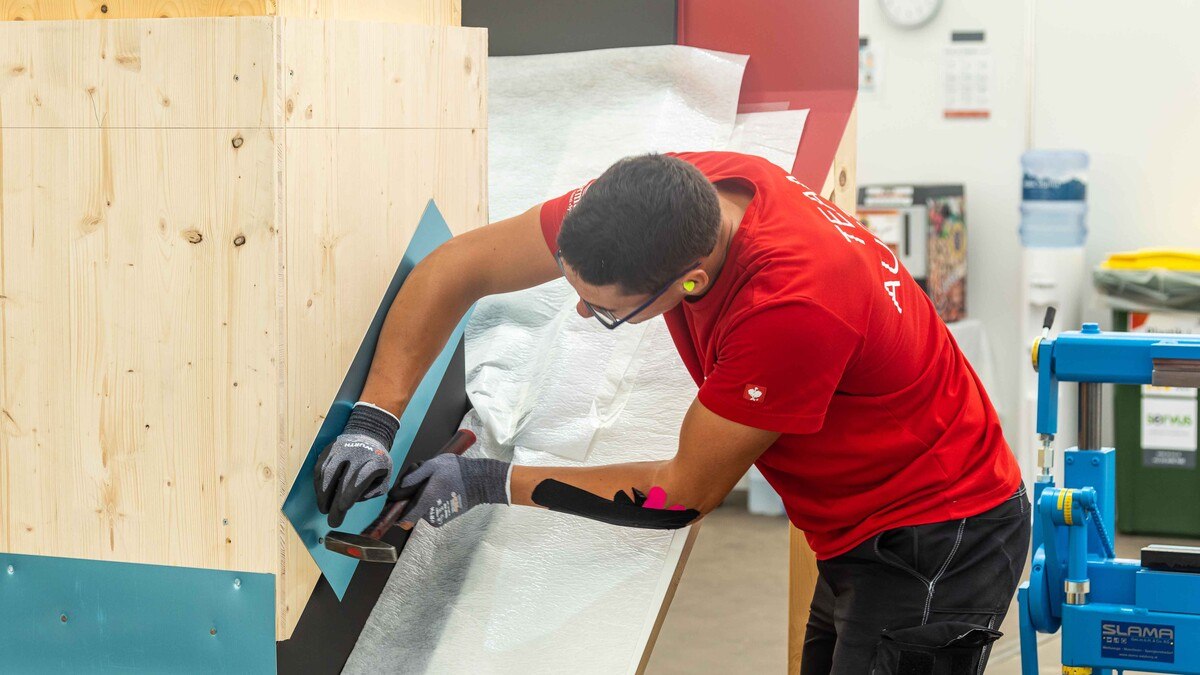 Der österreichische Teilnehmer Lukas Kromoser hochkonzentriert bei der Arbeit am Wettbewerbsmodell.
