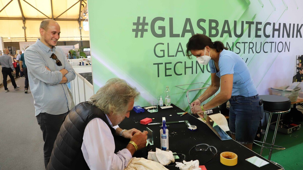 Der Beruf Glasbautechnik wurde am "Try a Skill"-Stand durch Christian Bauer von der Berufsschule Graz und seine Schüler*innen perfekt repräsentiert. 