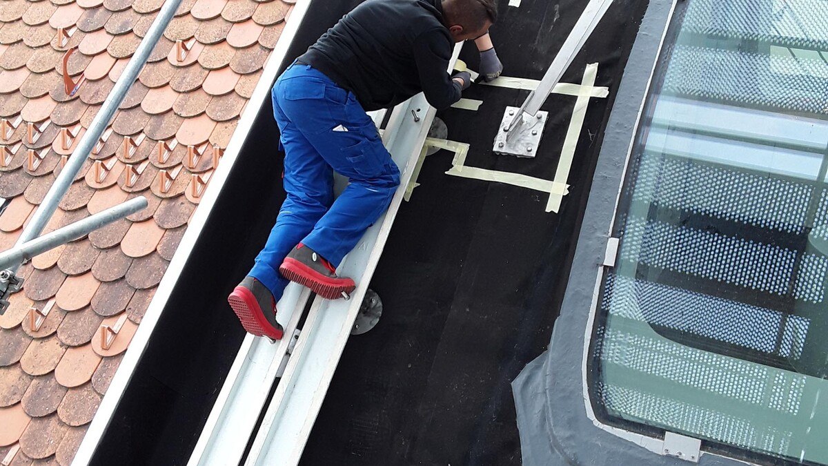 Jede einzelne Stütze musste sorgfältig in die Dachhaut eingebunden werden.
