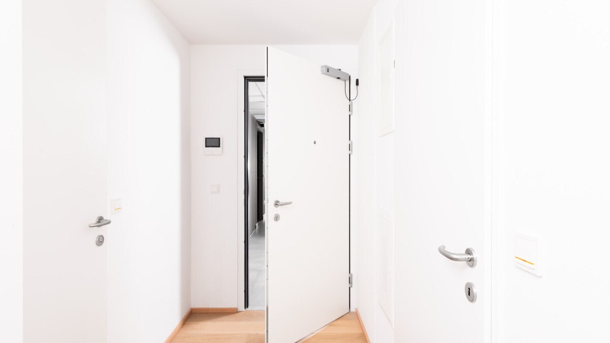 Die Innenseiten der Wohnungstüren sind in Weiß gehalten.