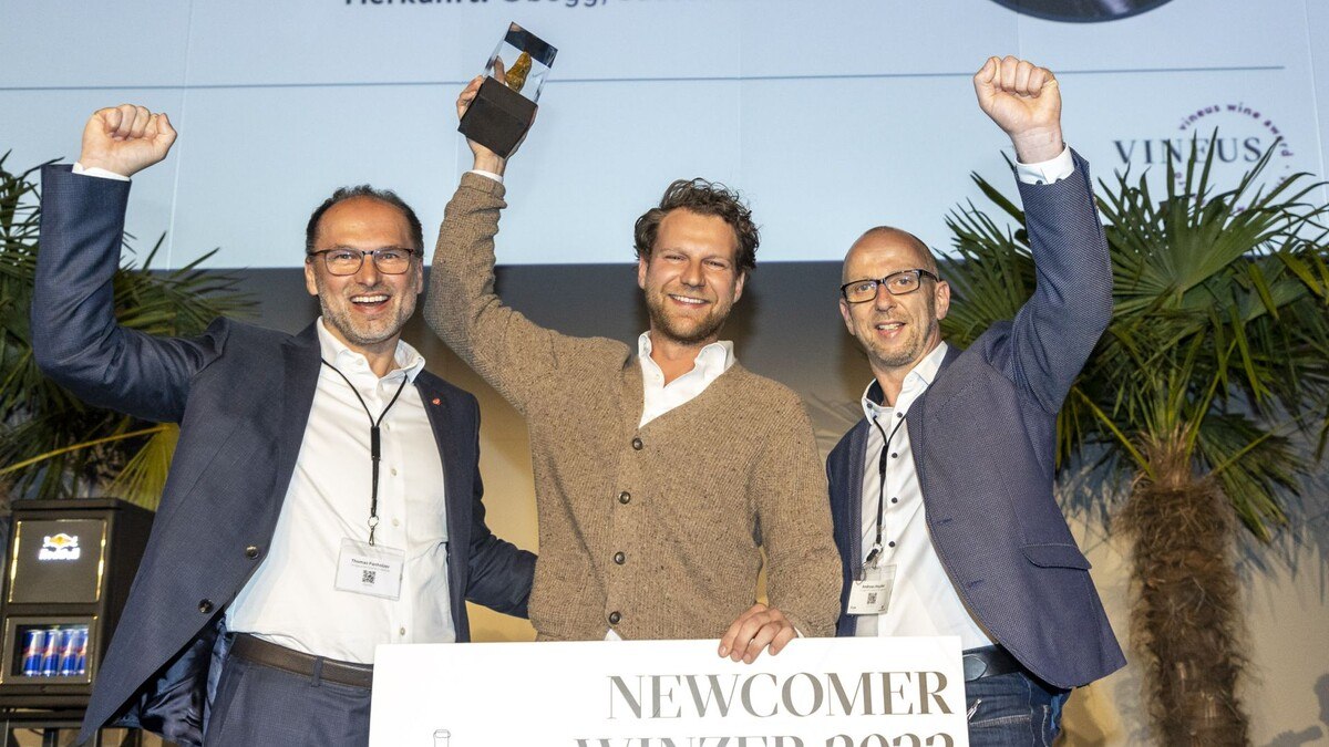 Thomas Panholzer, GF Transgourmet Österreich mit Vineus Newcomer-Award-Sieger Jürgen Trummer und Andreas Hayder, Abteilungsleiter Category Management Getränke (v. l. n .r.)