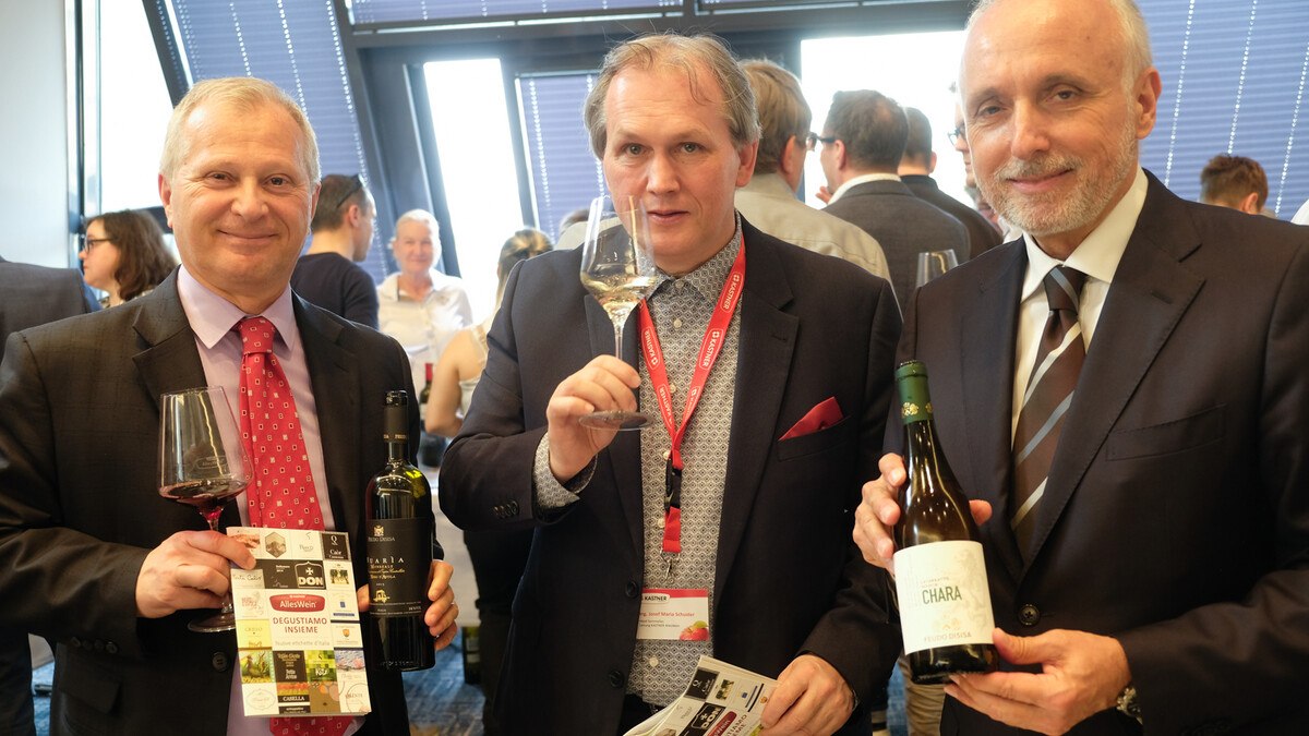 Botschafter Stefano Beltrame, Josef M. Schuster (Kastner AllesWein), Sal Romano, Feudo Disisa (Sizilien)