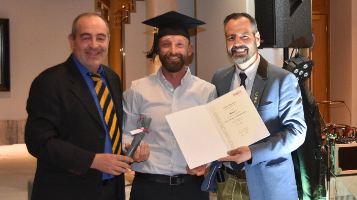 Geschafft! Die neuen Meister*innen der Glasbautechnik wurden von der Jury (rechts Vorsitzender Johannes Fiechtl, links Gerald Mutzl) ausgezeichnet.