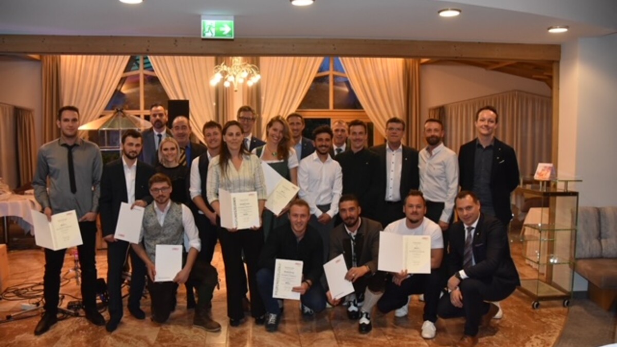 Bitte zu Gruppenbild: Die Kandidat*innen und die Jury.