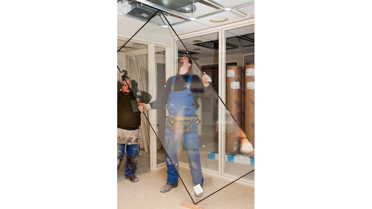 Der standardmäßige Aufbau mit Einscheiben-Sicherheitsglas garantiert eine einfache und sichere Handhabung.