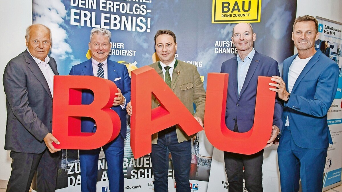 Herbert Pichler (Obmann Bauakademie OÖ), Norbert Hartl (Landesinnungsmeister Bau OÖ), Landeshauptmann-Stv. Manfred Haimbuchner, Markus Hofer (Geschäftsführer Landes­innung Bau OÖ) und Bauakademie-Geschäftsführer Harald Kopececk (v. l.).