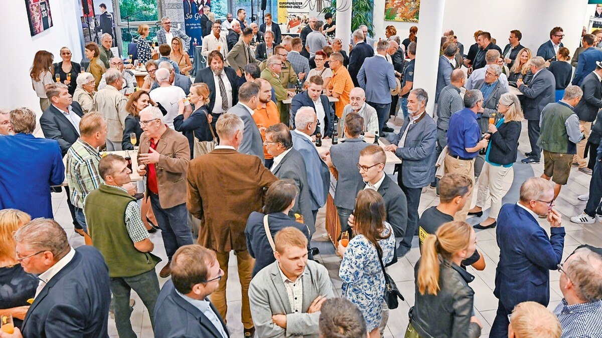 Zahlreiche Absolvent*innen, Vortragende, Mitarbeiter*innen, Partner*innen und Politiker feierten in Lachstatt den runden Geburtstag der Bauakademie BWZ OÖ.