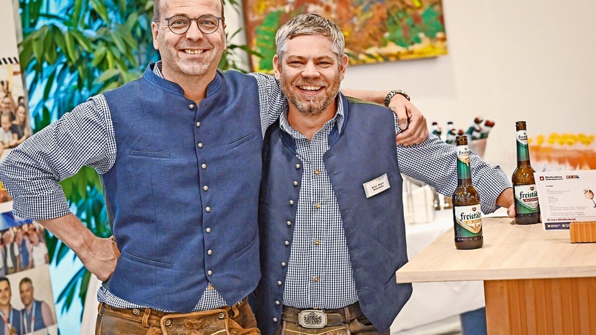 Thomas Prigl (Berufsschule für Baugewerbe) und Roland Mittendorfer (Ausbildungsleiter Bau-Lehre OÖ) verhelfen unseren Baufachkräften regelmäßig zum Medaillenregen bei Berufsmeisterschaften.