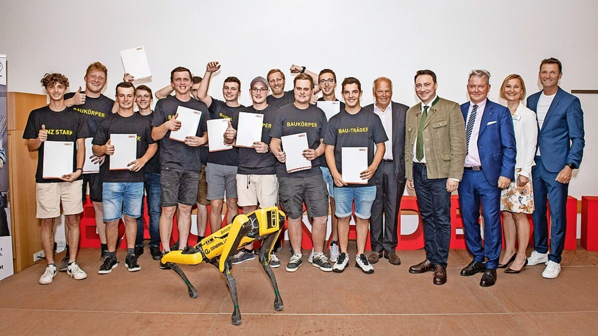 m Rahmen der Feierlichkeiten wurde den Hochbaulehrlingen auch ihr Lehrabschlusszeugnis überreicht. 