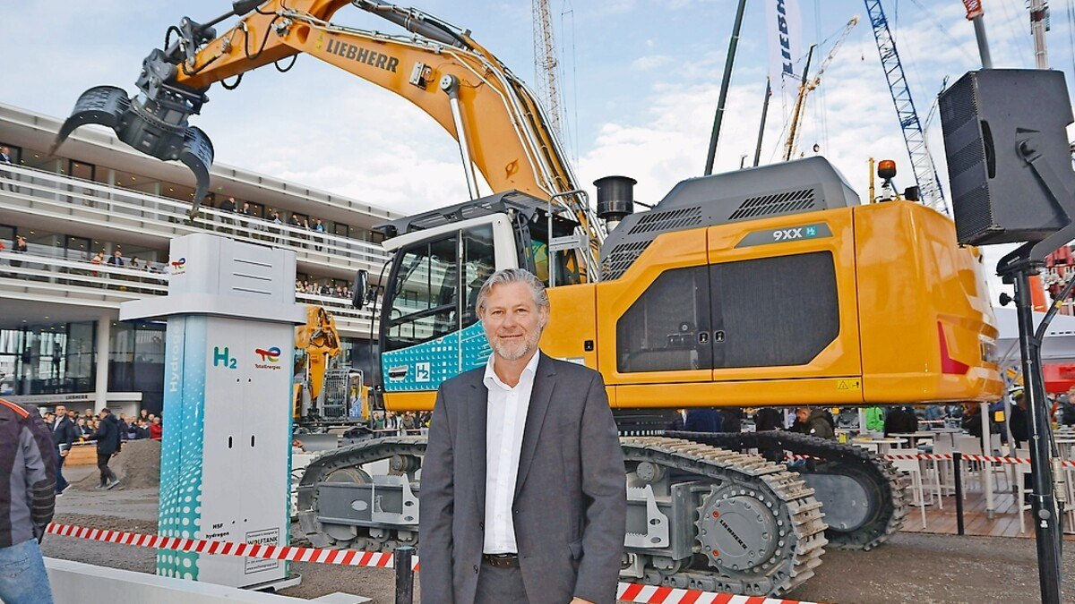 Liebherr GF Peter Mayr auf der Bauma 2022