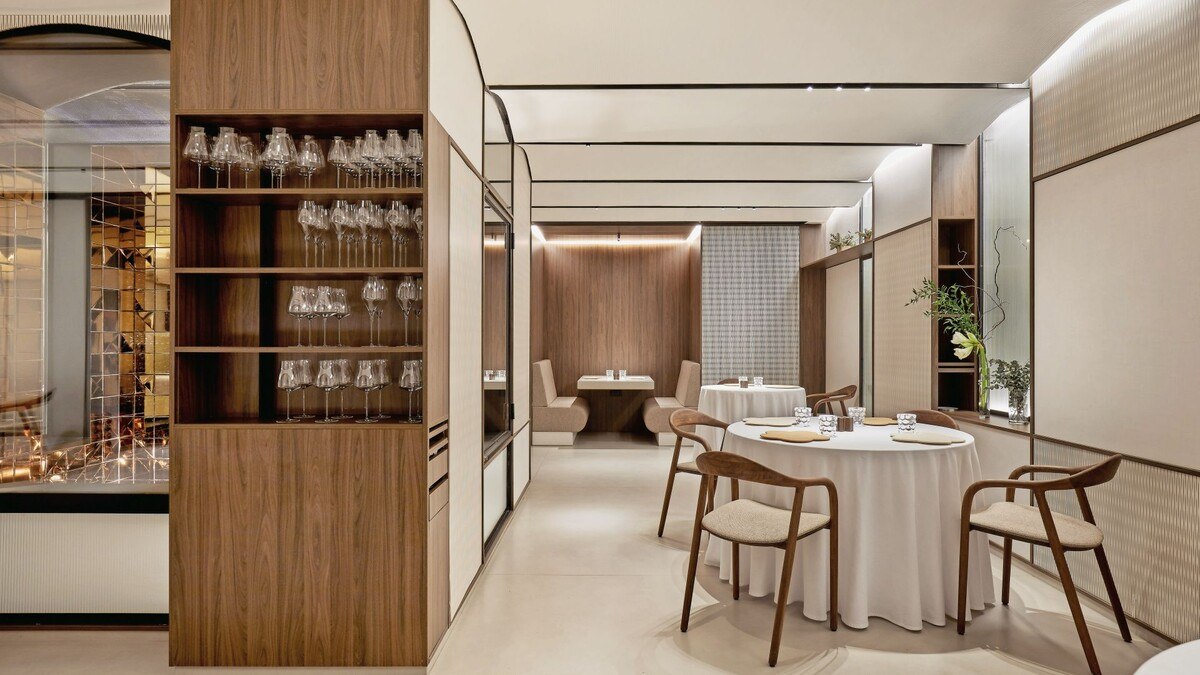 Reduziertes Interieur.