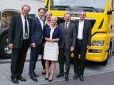 Außenminister Sebastian Kurz, OÖ-Landesrätin Doris Hummer und ÖVP-Klubobmann Thomas Stelzer, umrandet von Fachverbandsobmann Franz Danninger (links, mit Gattin) und OÖ-Verkehrsspartengeschäftsführer Christian Strasser. cityfoto/Dr. Roland Pelzl