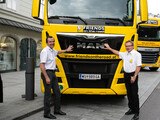 Zeigen, was der Lkw kann: Die beiden Landtagsabgeordneten und Transportunternehmer Alfred Frauscher (links) und Wolfgang Klinger. cityfoto/Dr. Roland Pelzl
