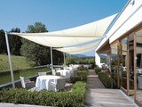 Beschattung des Außenbereiches eines Restaurants durch Soliday Sonnensegel